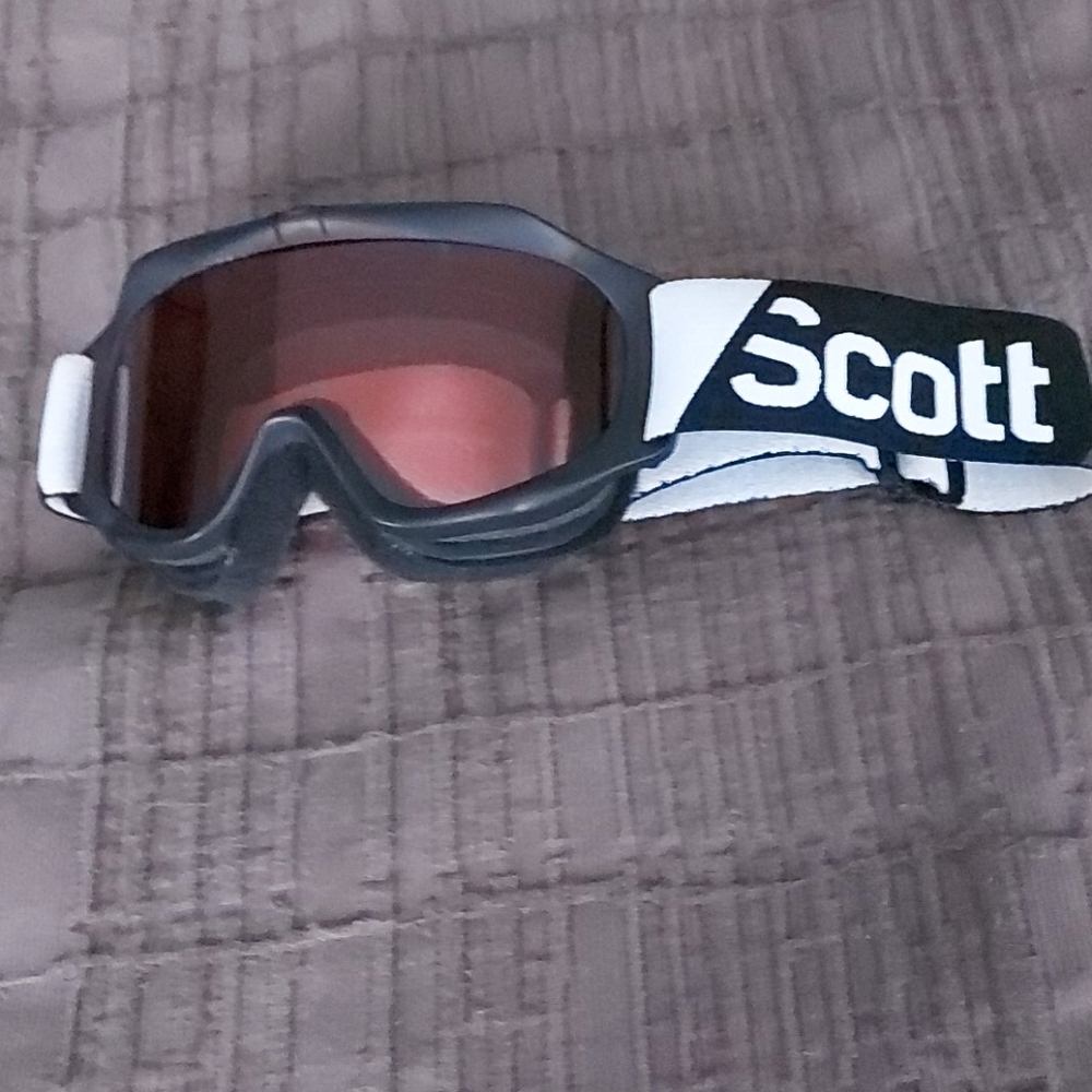 Winter goggles. Youth.